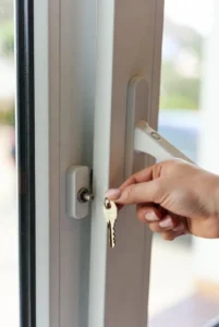 چگونه قفل پنجره دوجداره را باز کنیم