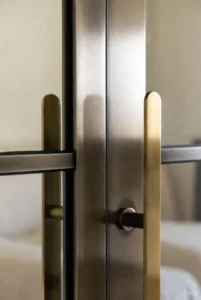 چه فلزی برای دستگیره در استفاده میشود