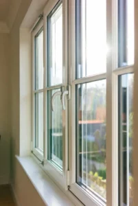 پنجره دوجداره در باغ فیض